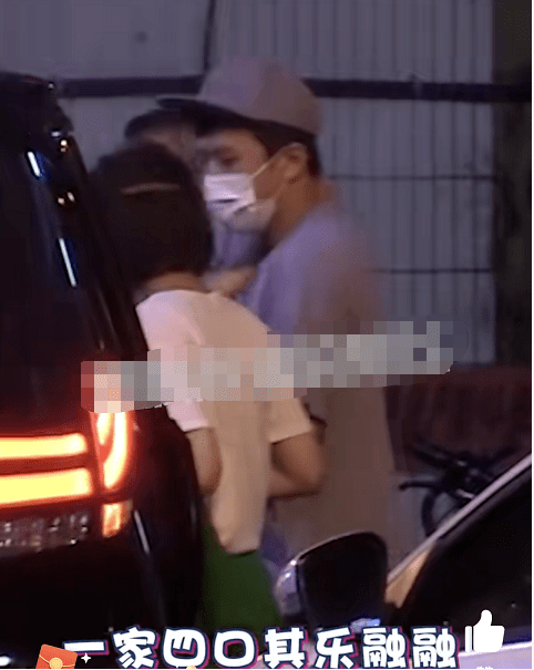 孙俪夫妇携儿女外出聚餐 邓超化身“女儿奴”