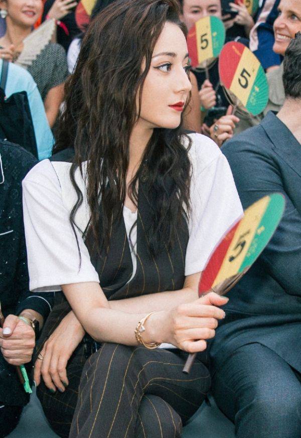 疲态|热巴活动生图被疯传，一脸疲态如老阿姨，粉丝该承认现实了