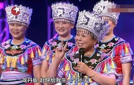 牵短发女子逛街，芒果台男主持人又一位脱单？
