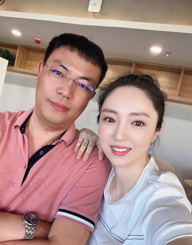 董璇好友聚会!和多名男性亲密合照,离婚后容光焕发更开放