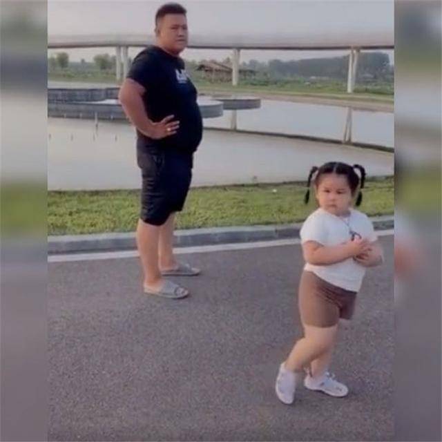 孩子|没想到意外走红，网友：这体型一看就是亲生的爸爸带女儿散步