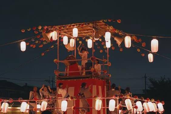 还原纯正日本夏日祭 30 日籍商户,更大的规模  近千只灯笼装饰,完美