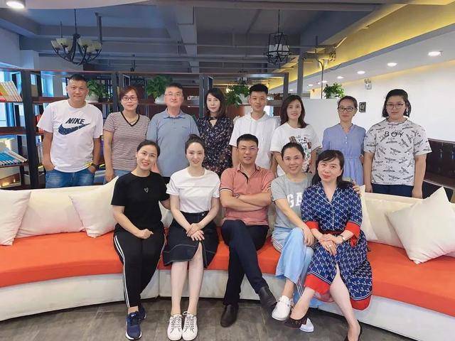 董璇好友聚会!和多名男性亲密合照,离婚后容光焕发更开放