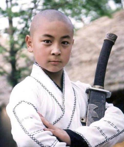 被亲爹吸血多年,还被嘲“长残”,如今的释小龙终于活出自我?