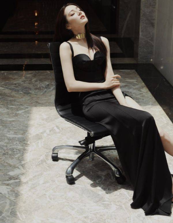 疲态|热巴活动生图被疯传，一脸疲态如老阿姨，粉丝该承认现实了