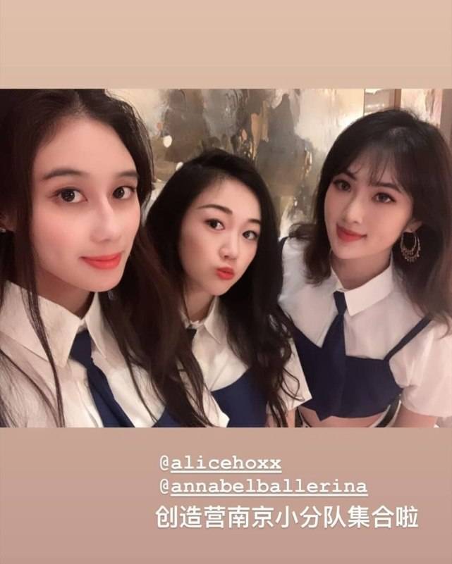 李嘉诚女友与闺蜜何超琼难得同框，两位百亿富