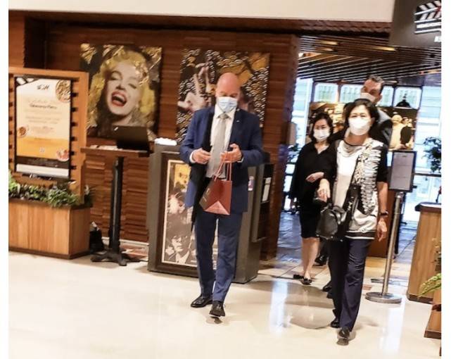 李嘉诚女友与闺蜜何超琼难得同框，两位百亿富