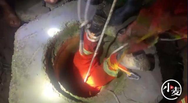 商丘一男子深夜醉酒失足落井,消防员下井十五