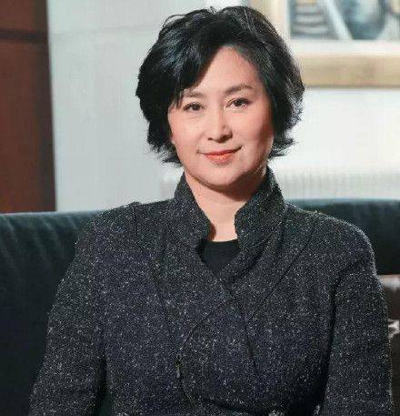 李嘉诚女友与闺蜜何超琼难得同框，两位百亿富