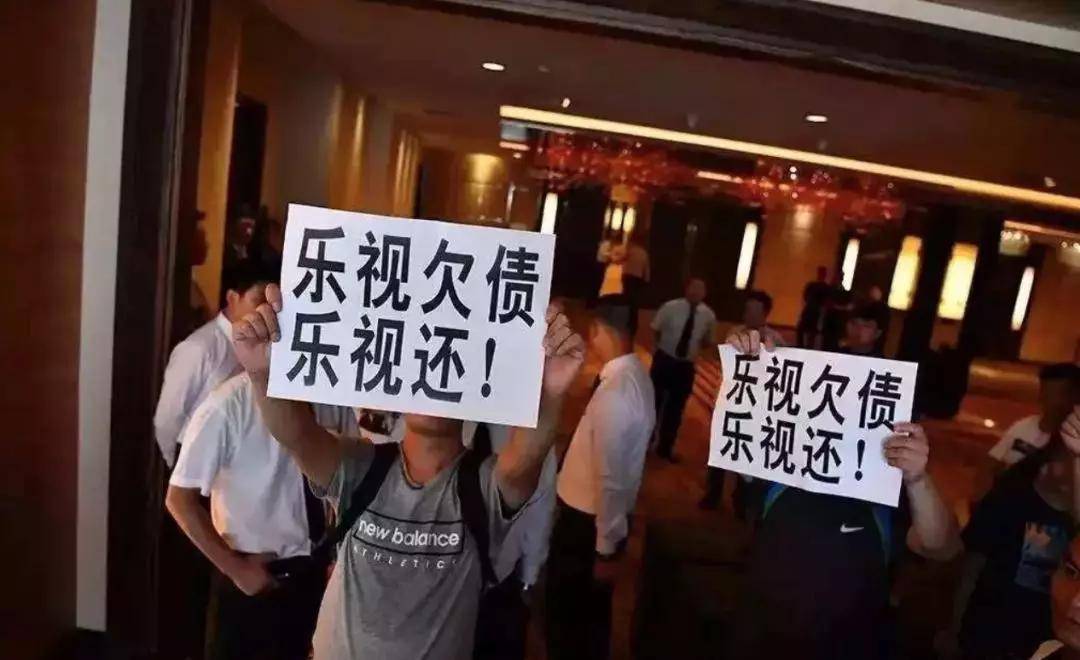 离婚索要40亿,却让4岁儿子卖唱养家?昔日身家40