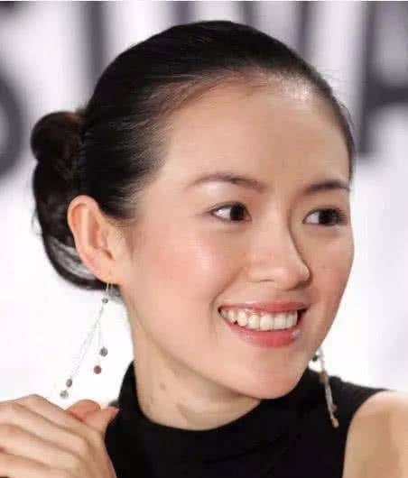章子怡15年前旧照曝光,素颜的她满脸雀斑,网友:美的真实