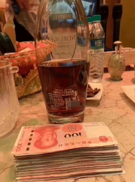 给你桌子上的钱,你敢不敢把这瓶酒全喝了?说容易的是太年轻了