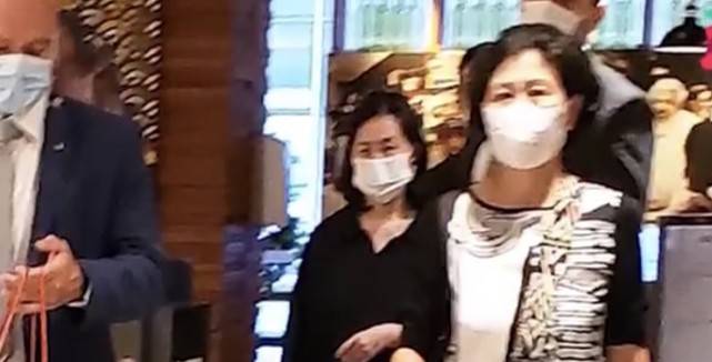 李嘉诚女友与闺蜜何超琼难得同框，两位百亿富