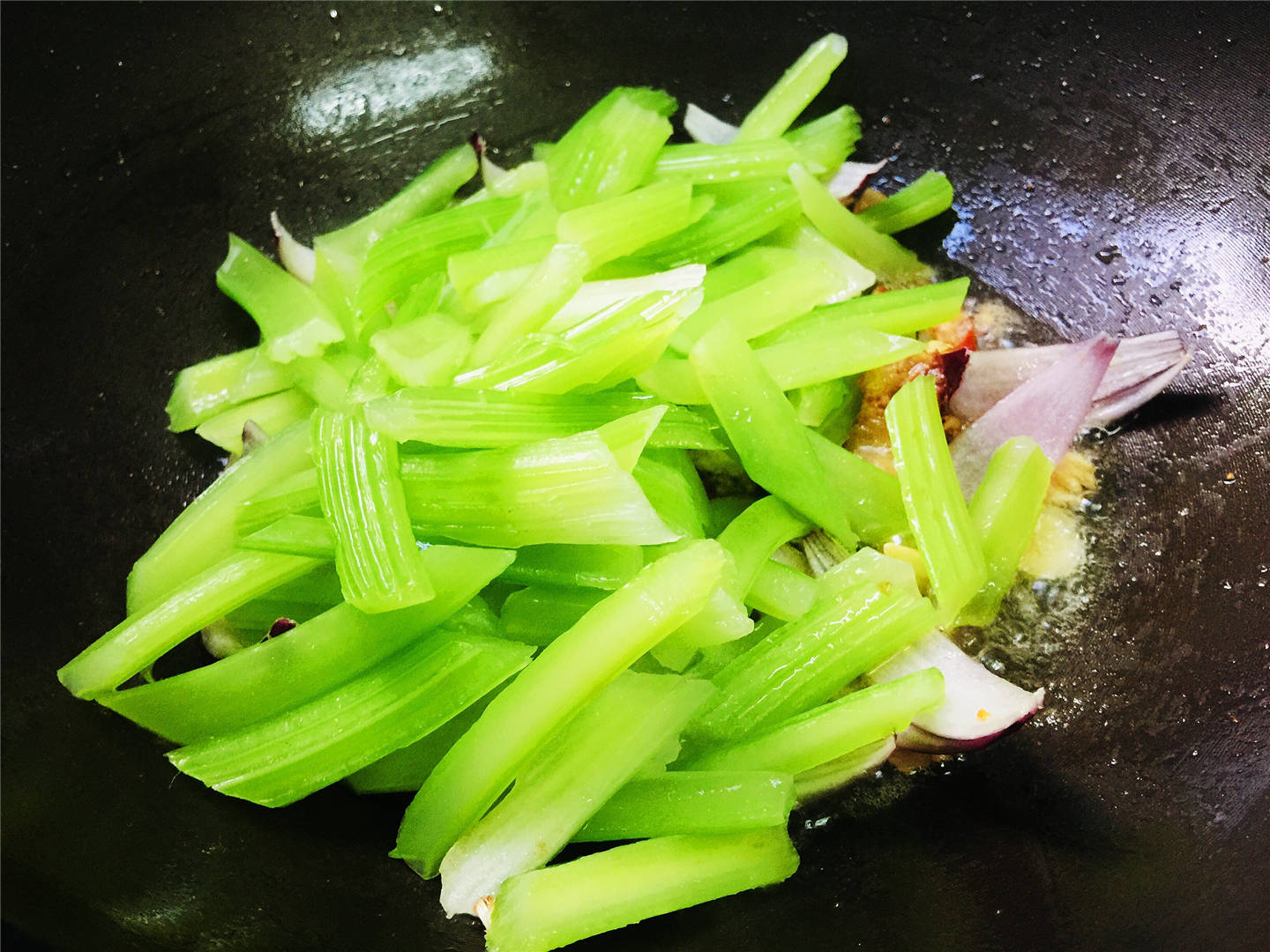 西芹|记得给家人吃这个菜，清热排毒赶走湿气，安稳度过三伏明日末伏