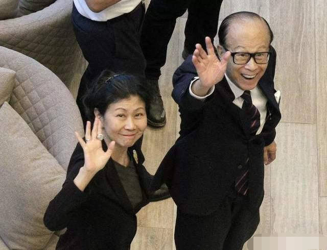 李嘉诚女友与闺蜜何超琼难得同框，两位百亿富