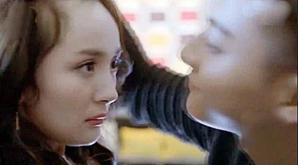 沥青|鞠婧祎新戏狂抹发际线粉，被嘲像涂了沥青，P掉以后秃头明显