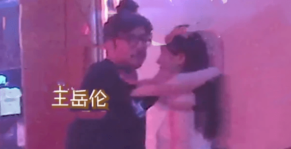 王岳伦与白衣美女暧昧不清!作为妻子的李湘该如何回应