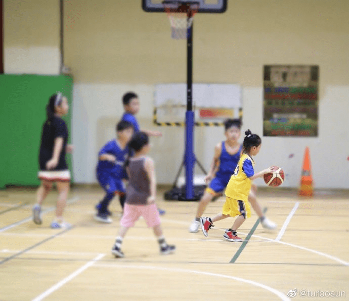 下雨天打篮球的男生怎么穿搭_下雨天打篮球图片