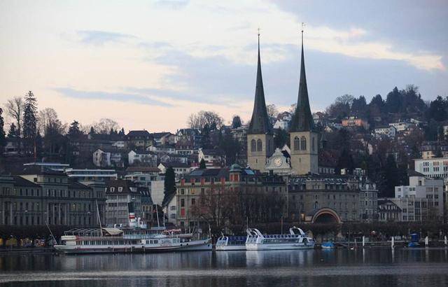 瑞士身处欧洲腹地，战略地位显要，为什么能够成为永久中立国-BB姬