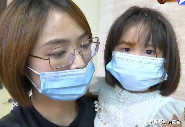 原创杭州2岁女童餐厅疯跑摔倒脸缝7针，妈妈：沙发上没水怎么会摔倒？