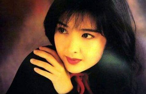 她是众多男人的女神,为了美貌不生孩子,现在52岁像少女