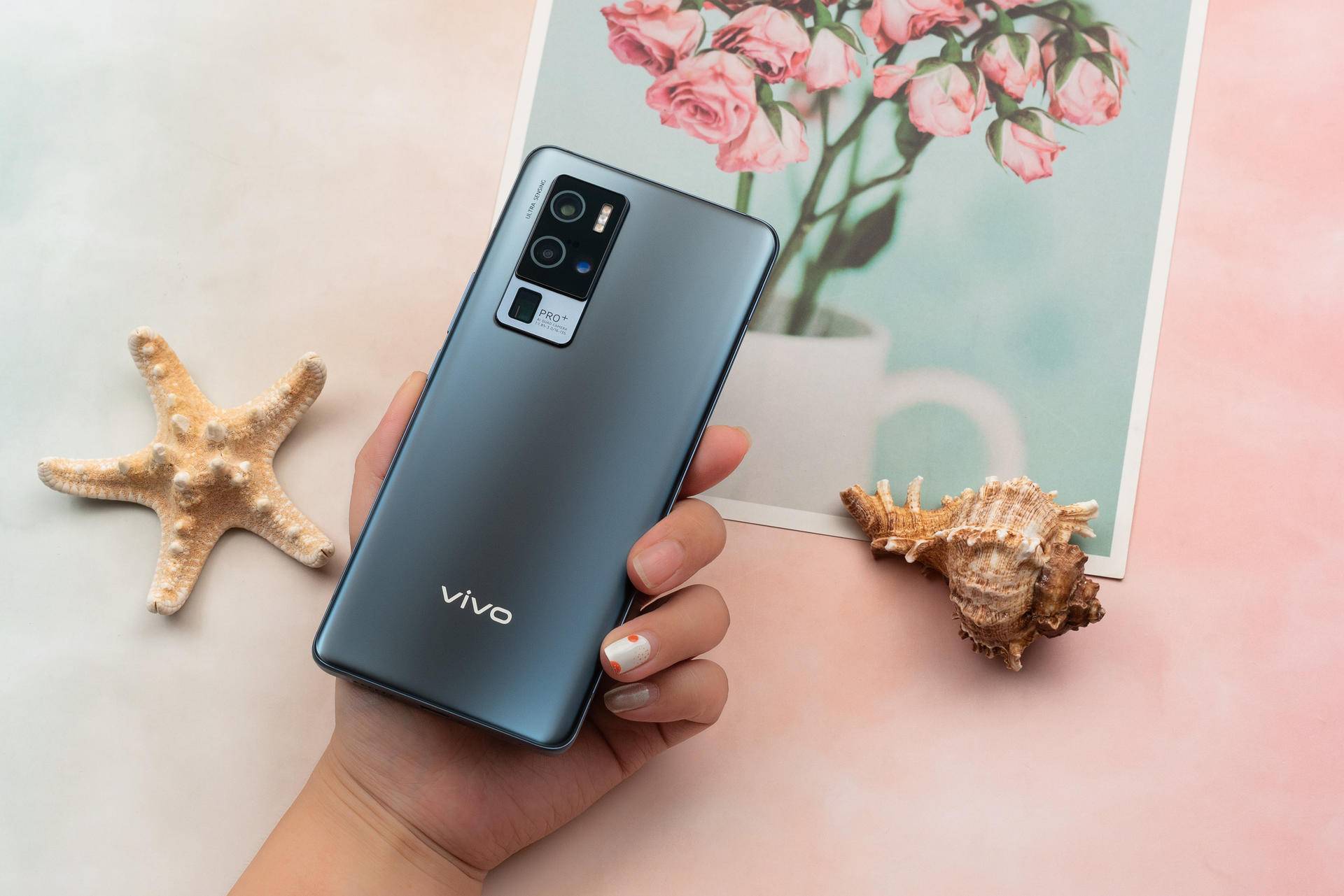 再来看看手机的屏幕配置,这次vivo x50 pro 配备的屏幕不仅采用了行业