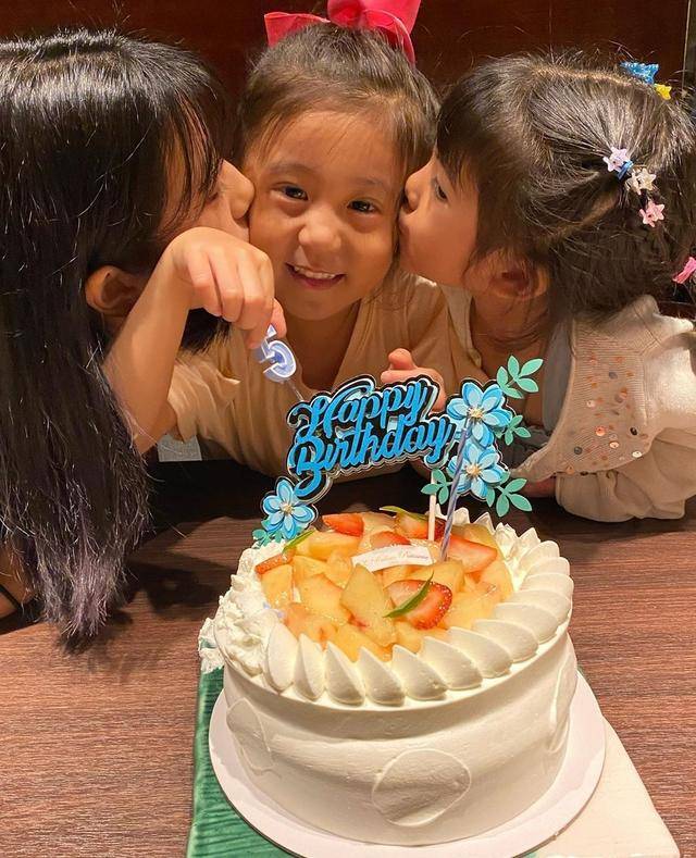 妈妈|原创贾静雯晒照为5岁咘咘连续庆生两天,祖孙三代同框其乐融融