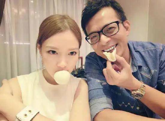 母之痛|原创三十而立的黄芷晴，沉浸失母之痛，被爸爸黄日华爱进骨子里