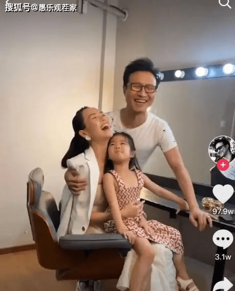 视频|原创汪峰大女儿晒舞蹈视频，位居C位嘻哈范十足，这是为出道做准备？