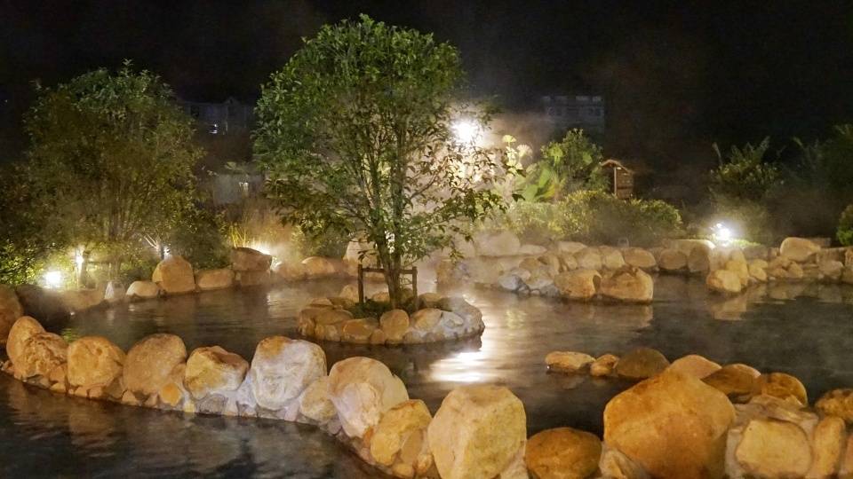 陡沙河温泉小镇,位于安徽省六安市霍山县上土市镇,地处大别山腹地