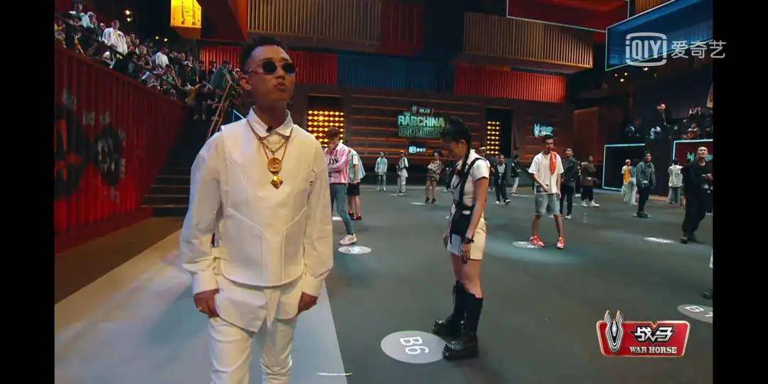 出圈|原创《中国新说唱》开播，率先出圈的是rapper们的穿搭和身上的膏药