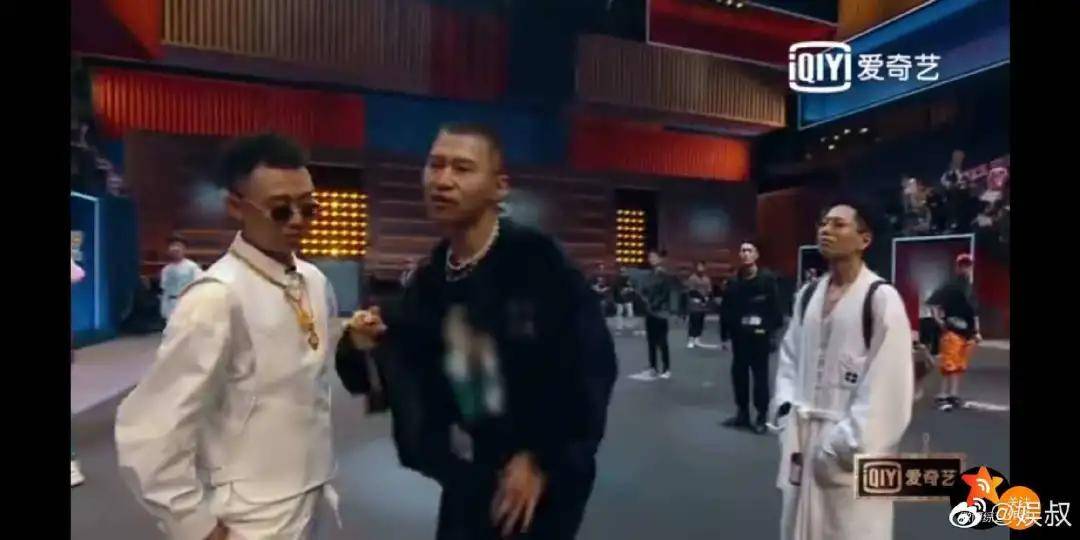 出圈|原创《中国新说唱》开播，率先出圈的是rapper们的穿搭和身上的膏药
