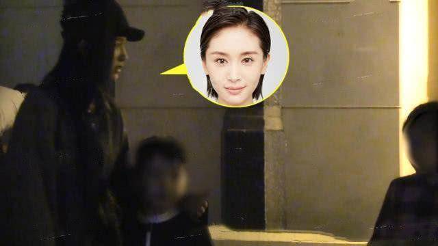 王子文疑带儿子现身机场二人互动有爱，孩子生