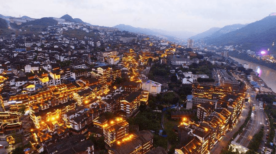 茅台镇夜景-京台液