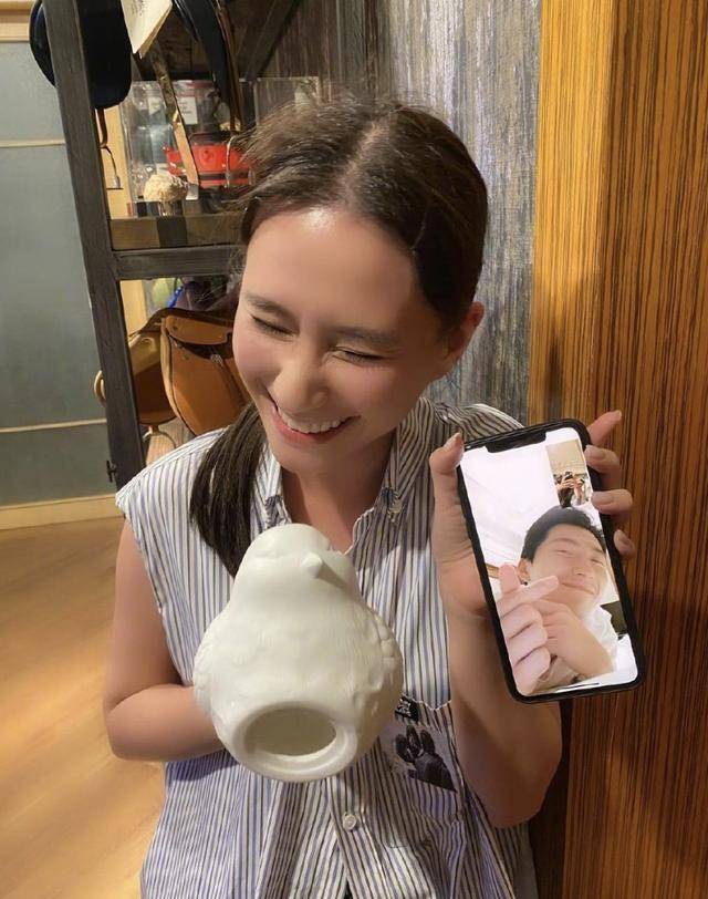 上海街|原创何超莲窦骁上海街头被偶遇，先逛街后现身夜店，如胶似漆引人羡