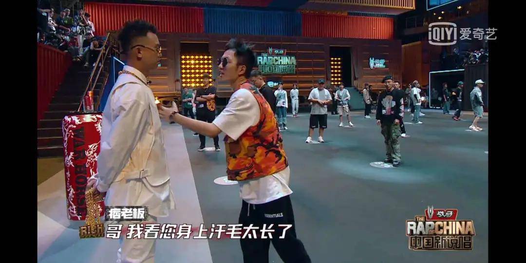 出圈|原创《中国新说唱》开播,率先出圈的是rapper们的穿搭和身上的膏药