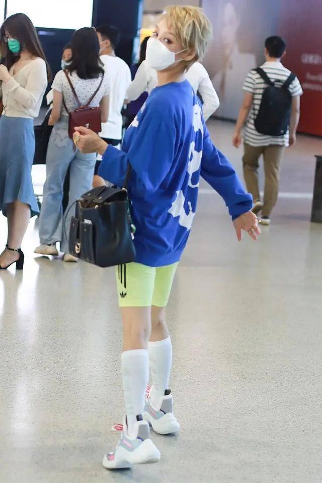 好身材|原创宁静现身机场,穿健美裤秀好身材,高抬腿整理高筒袜不拘小节