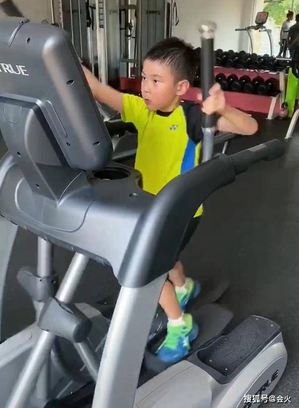 身手|原创李宗伟儿子罕曝光！7岁上球场身手矫健球技过人，大将风范十足