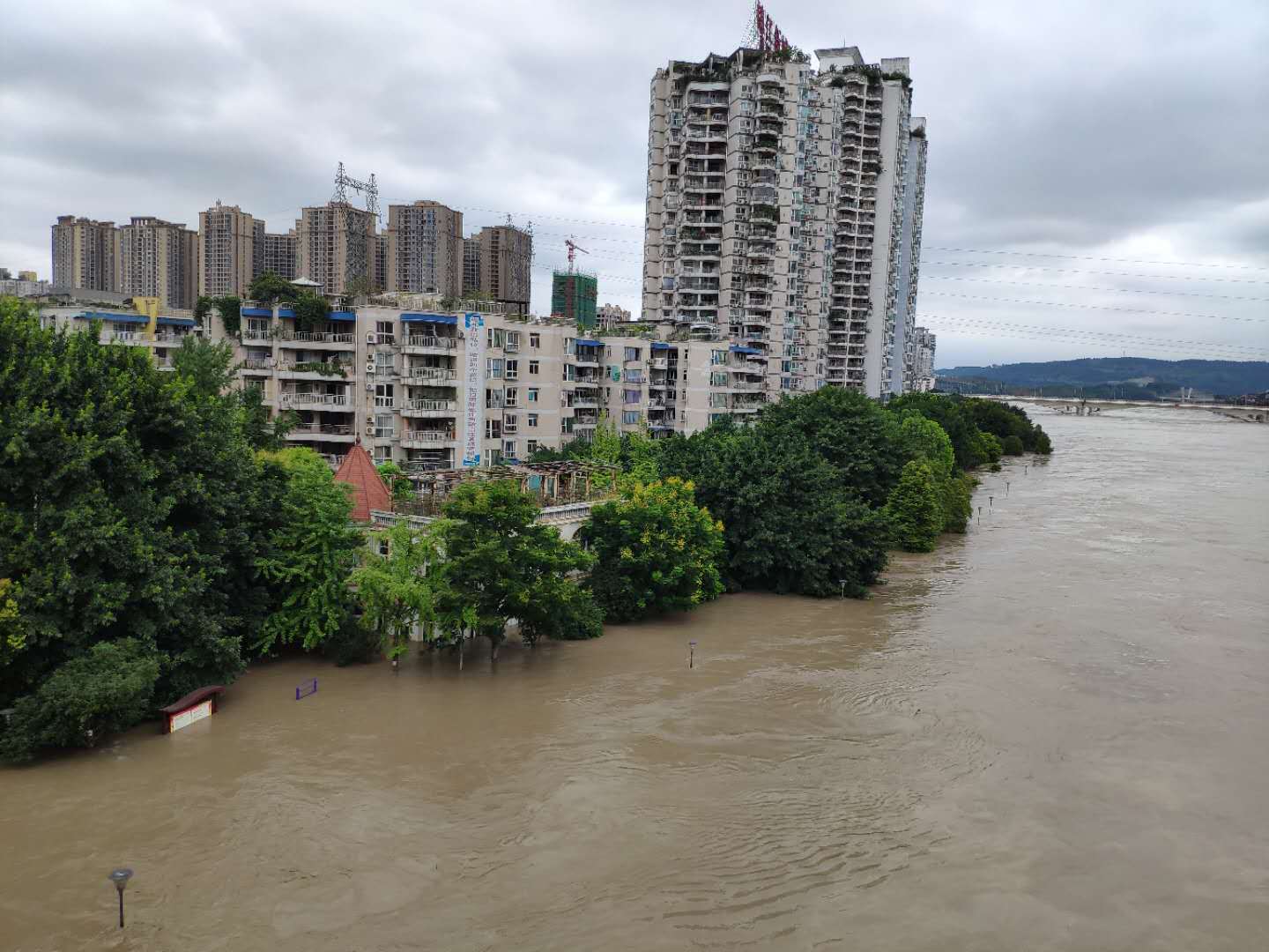 重庆市合川区沿江附近地势低洼地区被淹没,沿江两岸上万人受洪涝灾害