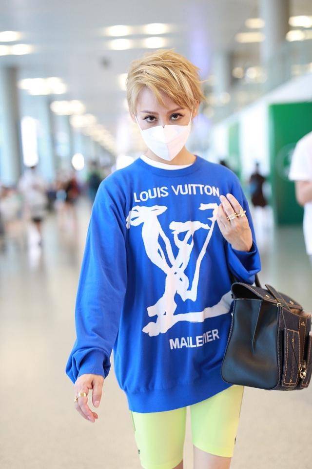 好身材|原创宁静现身机场,穿健美裤秀好身材,高抬腿整理高筒袜不拘小节