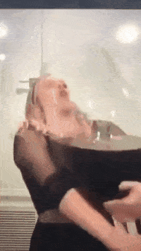 搞笑gif-为了拍摄一个作品,还真是煞费苦心.