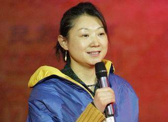 曾跑10年龙套被女友抛弃,今逆袭成影帝,娶大6岁央视主持人