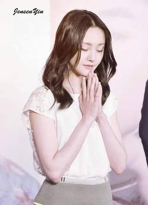 满地|原创郑爽坚持做公益，晒满地证书感谢粉丝，直言“最好的是你们”