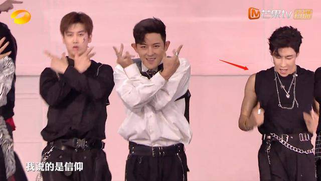 齐舞|原创《哥哥》出道团舞台首秀不尽人意:孙耀威跳舞抢拍,张远对嘴出错