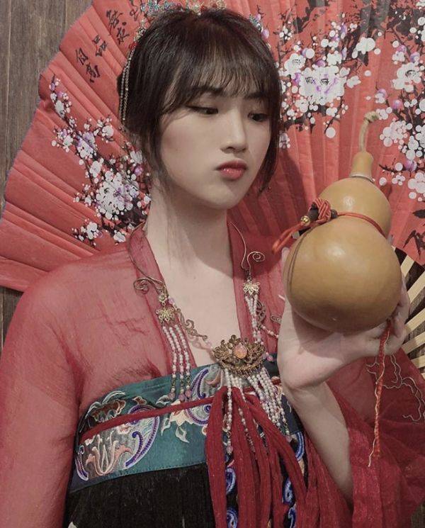 彩虹|华为千金又要火了！姚安娜穿“彩虹裙”露面，撞脸杨幂啥情况