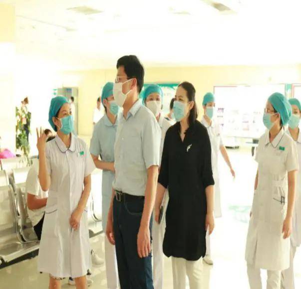 市中心医院护理部主任高亚梅,外科护士长张少青分别对该院各项专科