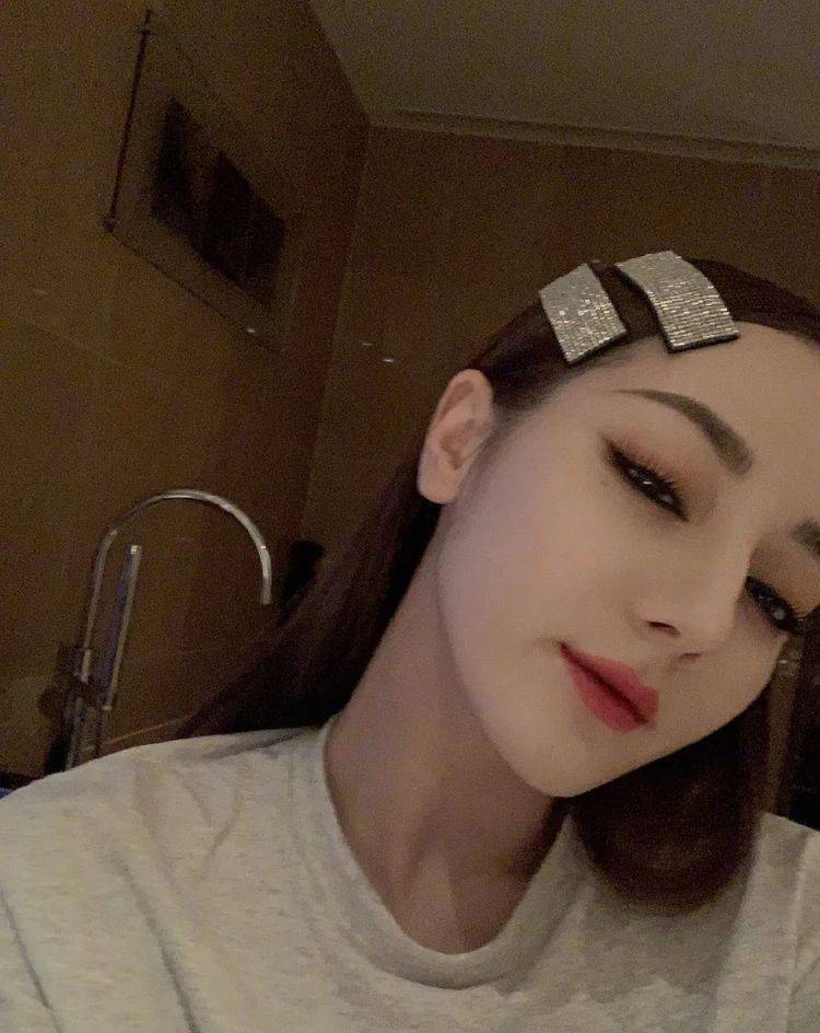 拜虞书|拜虞书欣所赐,这4款复古发饰全火了,戚薇郑爽戴上后嫩回18岁