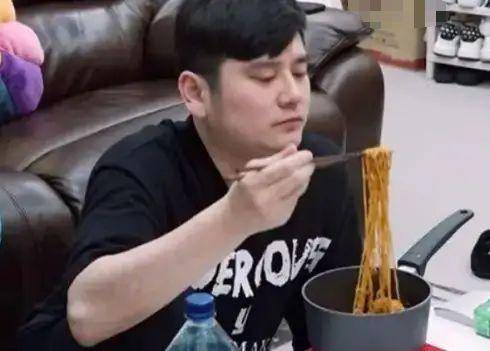 李锐大|原创钱枫又胖了！多层下巴艳压林有有，身宽和头围比李锐大出1.5倍