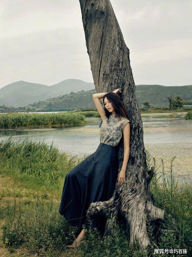 蔡少芬|蔡少芬张晋湿地大片曝光，情侣配色穿搭恩爱加倍，网友：被秀一脸