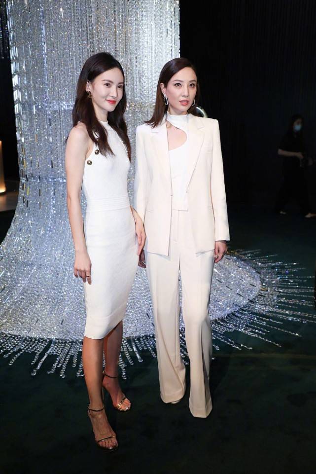 郑希怡|金晨郑希怡齐现身！39岁郑希怡穿白西装霸气有型，不输小9岁金晨